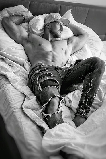 CHASE ➨ Stripper aus Köln ✓ Tattoos ✓ Glatze ✓ muskulöser Körper ✓ Sixpack inklusive ✓
