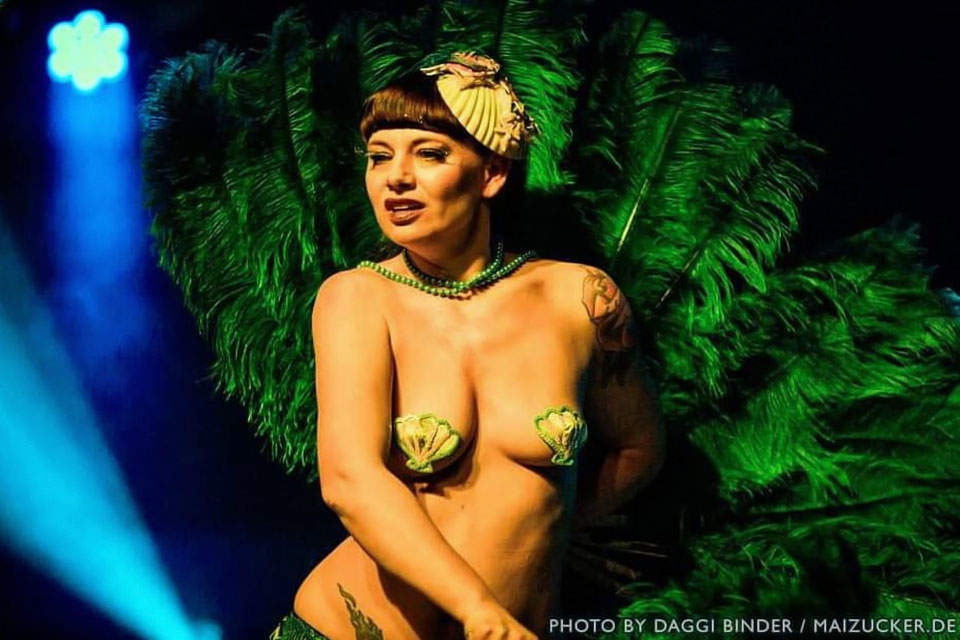 Burlesque-Tänzerin Miss Popalina aus Berlin
