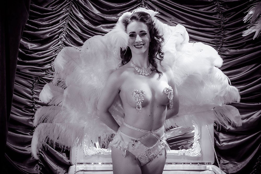 PARFAIT DE LA NEIGE ➨ professionelle Burlesque-Tänzerin aus Essen in NRW ✓