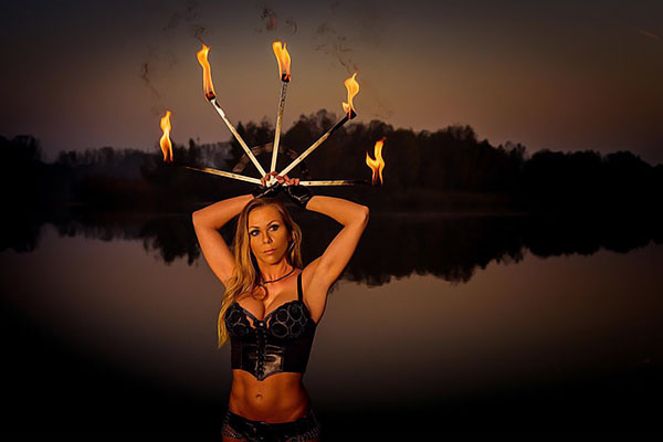 JULIA ➨ Feuertänzerin aus Berlin ✓ Feuershow und Feuerstrip ✓