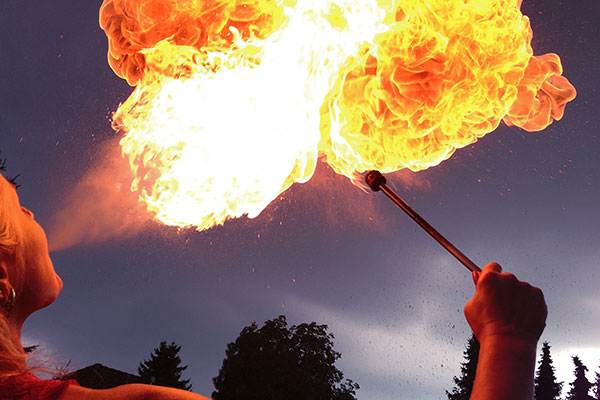 TANJA ➨ Feuertänzerin aus Celle ✓ SOLO-Feuershow oder DUO-Feuershow buchen ✓