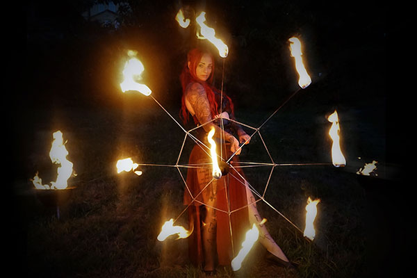 FREYA FUEGO ➨ Feuertänzerin aus Leipzig ✓ professionelle Feuershows inkl. Feuerspucken ✓