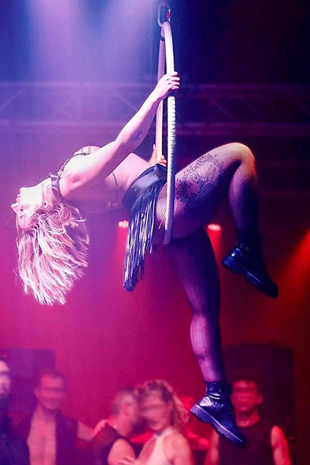 LUNA VELOUR ➨ Künstlerin aus Bern ✓ Luftakrobatik ✓ Aerial Shows in der Schweiz ✓