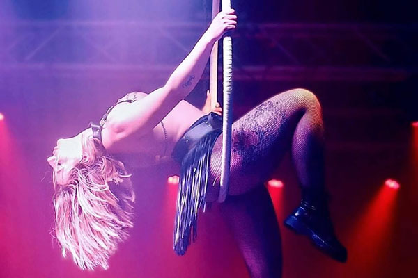 LUNA VELOUR ➨ Künstlerin aus Bern ✓ Luftakrobatik ✓ Aerial Shows in der Schweiz ✓