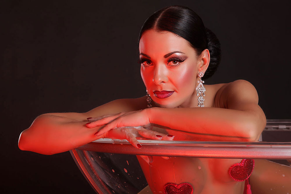 MISS JULIETTA ➨ Burlesque-Show im Glas für Events in Berlin und Brandenburg ✓