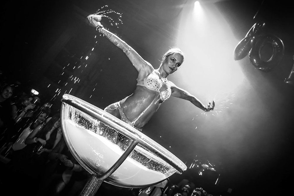 PETITE BELL ➨ Burlesque-Show im Glas buchen ✓ Leipzig ✓ Sachsen ✓ Deutschland ✓