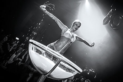 PETITE BELL ➨ Burlesque-Show im Glas buchen ✓ Leipzig ✓ Sachsen ✓ Deutschland ✓