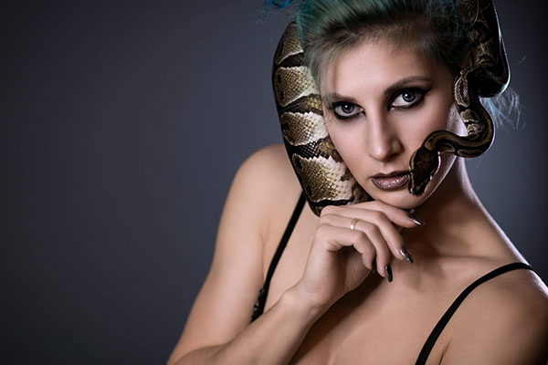 CAT ➨ Schlangentänzerin aus Zürich ✓ Schlangenshows für Schweiz, Österreich und Deutschland ✓
